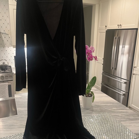 COPY - Iconic Halston 🥂black velvet🥂 midi wrap 🥂holiday dress size large 🥂perfe… - Picture 16 of 17